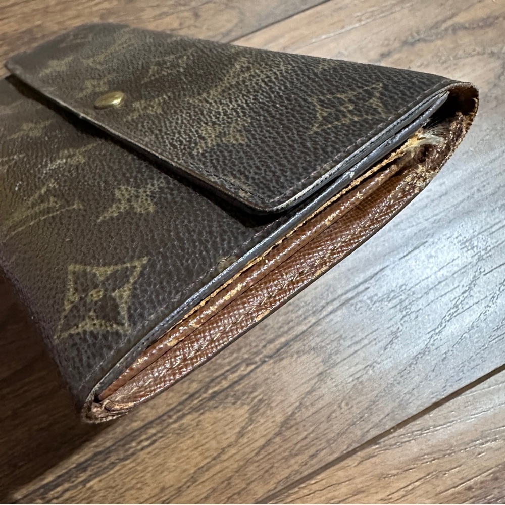 AUTHENTIC Louis Vuitton wallet. Monogram pattern. - Picture 5 of 12